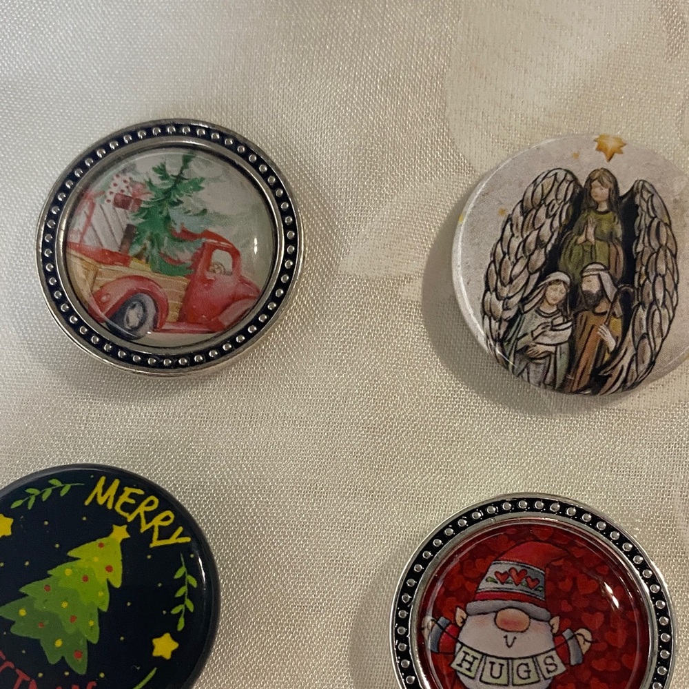 Lot of 8 Christmas Magnabilities pendant inserts to add to your pendants - Picture 3 of 6